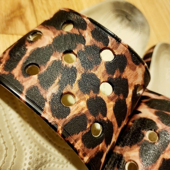 Crocs Classic Animal Slide Remix Women's Size 10 Leopard Cheetah Print Sandals - Picture 8 of 12